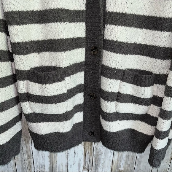 POL Jersee Plush Oversized Gray and White Striped Cardigan - Picture 3 of 6